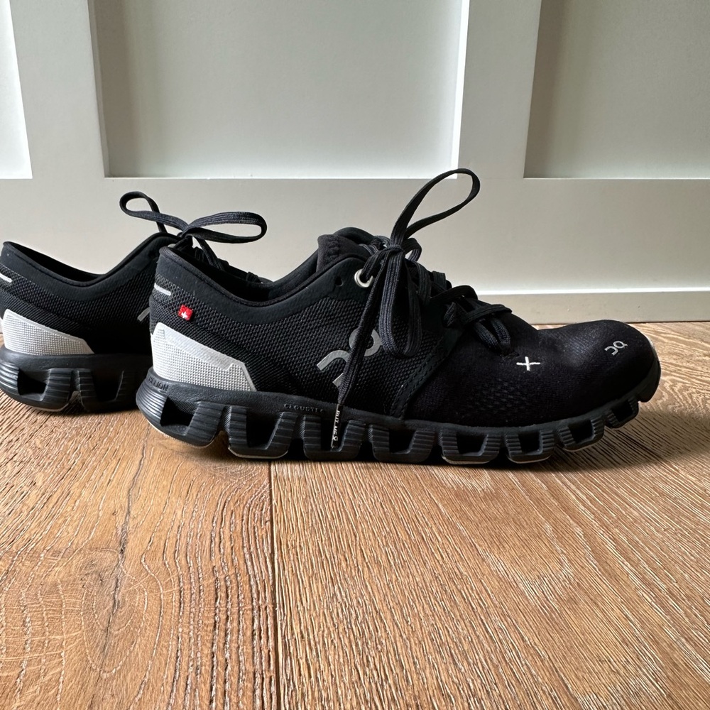Women’s On trail shoes, size 8